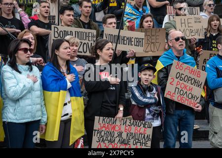 18 maggio 2024, Leopoli, Ucraina: Persone con striscioni viste durante la protesta nel centro di Leopoli. Parenti e amici dei difensori catturati di Mariupol, con striscioni e bandiere, parteciparono al "non tacere". Cattura uccide. Due anni di protesta di prigionia a Leopoli. L'evento, organizzato dall'Associazione delle famiglie dei difensori di Azovstal, ha commemorato l'anniversario della prigionia dei difensori ucraini dallo stabilimento Azovstal. Il 20 maggio 2022, questi difensori lasciarono l'impianto e furono catturati dai russi. Oltre 2.000 soldati ucraini rimangono in cattività sotto terribile cond Foto Stock