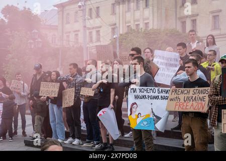 18 maggio 2024, Leopoli, Ucraina: Le persone tengono striscioni con fumo acceso durante la protesta nel centro di Leopoli. Parenti e amici dei difensori catturati di Mariupol, con striscioni e bandiere, parteciparono al "non tacere". Cattura uccide. Due anni di protesta di prigionia a Leopoli. L'evento, organizzato dall'Associazione delle famiglie dei difensori di Azovstal, ha commemorato l'anniversario della prigionia dei difensori ucraini dallo stabilimento Azovstal. Il 20 maggio 2022, questi difensori lasciarono l'impianto e furono catturati dai russi. Oltre 2.000 soldati ucraini rimangono in prigionia un Foto Stock