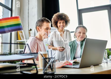 Motivato diverse donne d'affari che discutono idee alla scrivania in un ufficio moderno. Foto Stock