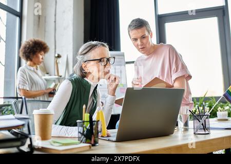 Ha concentrato diverse professioniste che lavorano insieme sul loro progetto in ufficio. Foto Stock