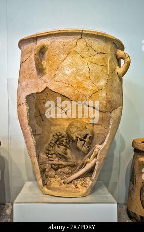 Giara funeraria, con scheletro, trovata nel palazzo di Cnosso, 1700-1600 a.C., Museo Archeologico di Candia, Creta, Grecia Foto Stock