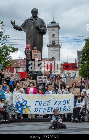 18 maggio 2024, Leopoli, Ucraina: Persone con striscioni sono viste durante la protesta nel centro di Leopoli. Parenti e amici dei difensori catturati di Mariupol, con striscioni e bandiere, parteciparono al "non tacere". Cattura uccide. Due anni di protesta di prigionia a Leopoli. L'evento, organizzato dall'Associazione delle famiglie dei difensori di Azovstal, ha commemorato l'anniversario della prigionia dei difensori ucraini dallo stabilimento Azovstal. Il 20 maggio 2022, questi difensori lasciarono l'impianto e furono catturati dai russi. Oltre 2.000 soldati ucraini rimangono in cattività sotto terribile Foto Stock