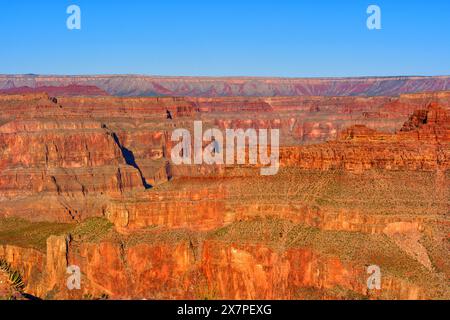 Bellezza naturale e grandezza del Grand Canyon al tramonto con formazioni rocciose a strati, che mostrano varie sfumature di rosso, marrone e verde Foto Stock