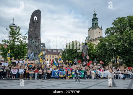 18 maggio 2024, Leopoli, Ucraina: Persone con striscioni durante la protesta nel centro di Leopoli. Parenti e amici dei difensori catturati di Mariupol, con striscioni e bandiere, parteciparono al "non tacere". Cattura uccide. Due anni di protesta di prigionia a Leopoli. L'evento, organizzato dall'Associazione delle famiglie dei difensori di Azovstal, ha commemorato l'anniversario della prigionia dei difensori ucraini dallo stabilimento Azovstal. Il 20 maggio 2022, questi difensori lasciarono l'impianto e furono catturati dai russi. Oltre 2.000 soldati ucraini rimangono in cattività in condizioni terribili Foto Stock