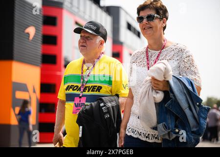 Imola, Italia. 19 maggio 2024. Heike (R) e Norbert Vettel, genitori del 4 volte campione del mondo di F1 Sebastian Vettel, attraversano il paddock prima dell'inizio della gara di Formula 1 MSC Cruises Gran Premio del Made in Italy e dell'Emilia-Romagna. (Foto di jure Makovec/SOPA Images/Sipa USA) credito: SIPA USA/Alamy Live News Foto Stock