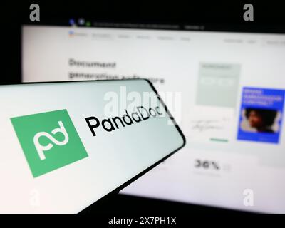 Smartphone con logo della società americana di software per l'automazione dei documenti PandaDoc Inc. Davanti al sito Web. Mettere a fuoco la parte centrale sinistra del display del telefono. Foto Stock