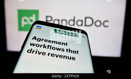 Telefono cellulare con sito web della società statunitense PandaDoc Inc. Di fronte al logo aziendale. Mettere a fuoco in alto a sinistra sul display del telefono. Foto Stock