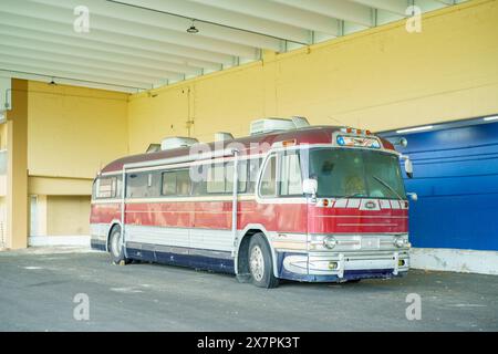 Hollywood, Florida, Stati Uniti - 19 maggio 2024: Foto di un vecchio autobus greyhound abbandonato Foto Stock