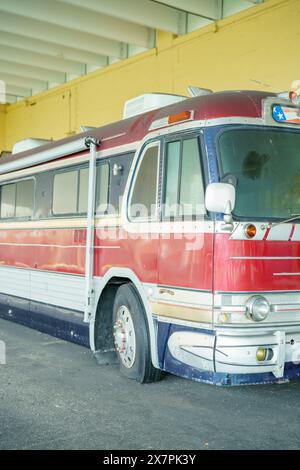 Hollywood, Florida, Stati Uniti - 19 maggio 2024: Foto di un vecchio autobus greyhound abbandonato Foto Stock