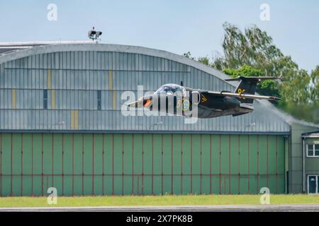 hoersching, austria, 21 maggio 2024, saab sk 60 velivoli dell'aeronautica svedese, davanti ad un hangar *** hoersching, österreich, 21. mai 2024, saab sk 60 luftfahrzeug der schwedischen luftwaffe, vor einem hangar Copyright: xx Foto Stock