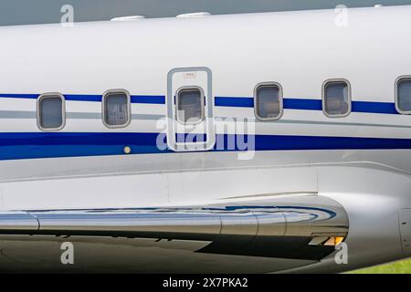 Hoersching, austria, 21 maggio 2024, T7-ALEX3, Bombardier BD-700-1A10 Global Express in arrivo all'aeroporto di linz *** Hoersching, Österreich, 21. mai 2024, T7 ALEX3, Bombardier BD 700 1A10 Global Express bei der Ankunft auf dem Flughafen von linz Copyright: xx Foto Stock