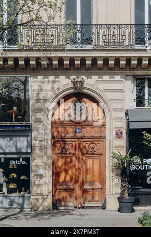 Parigi, Francia - 16 aprile 2023: Bella porta in una vecchia casa haussmann a Parigi Foto Stock