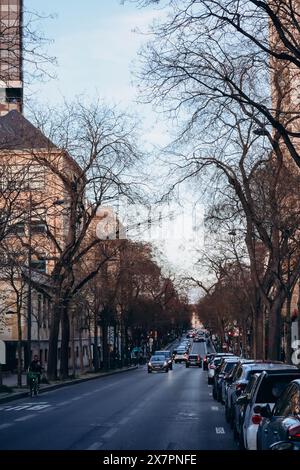 Parigi, Francia - 16 aprile 2023: Vista invernale sulla via Tolbiac nel 13° distretto di Parigi Foto Stock