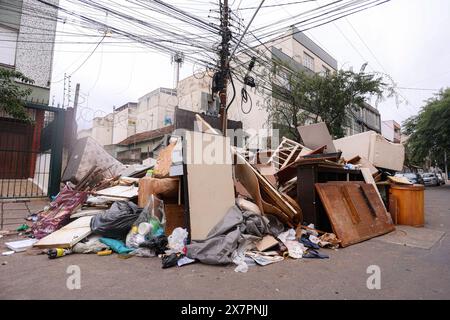 Porto Alegre, Brasile. 20 maggio 2024. I residenti del Centro iniziano a pulire le loro case dopo che le acque del Lago Guaiba iniziano a ritirarsi. Una sequenza di forti piogge causate da un evento meteorologico estremo ha colpito lo stato del Rio grande do sul, causando inondazioni e inondazioni, lasciando persone senza casa e morte in diverse città, ponendo l'intera regione in uno stato di calamità pubblica. FOTO: Maxi Franzoi/AGIF (foto di Maxi Franzoi/AGIF/Sipa USA) credito: SIPA USA/Alamy Live News Foto Stock