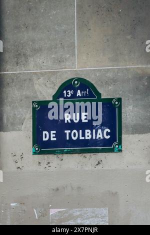 Parigi, Francia - 16 aprile 2023: Cartello stradale Tolbiac nel 13° arrondissement di Parigi Foto Stock