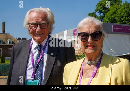 Michael Ray Dibdin Heseltine, barone Heseltine, ex vice primo ministro, al RHS Chelsea Flower Show 2024 con sua moglie Anne Harding Williams. Foto Stock