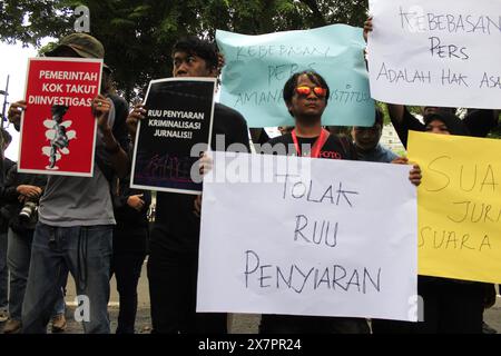 Medan Selayangh, Sumatra settentrionale, Indonesia. 21 maggio 2024. I giornalisti manifestano presso l'ufficio del Consiglio di rappresentanza del popolo regionale di Sumatra settentrionale. La questione è il caso del DPR RI che promulgherà una nuova legge in materia di radiodiffusione della stampa, all'articolo 50 B, paragrafo 2, che vieta il lavoro giornalistico sotto forma di indagini a Sumatra settentrionale. Crediti: ZUMA Press, Inc./Alamy Live News Foto Stock