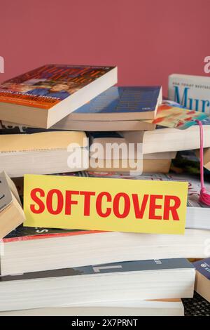 Pile di libri Softcover, USA, 2024 Foto Stock