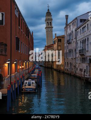 Venezia, Provincia di Venezia, regione Veneto, Italia. Rio dei Greci con la torre inclinata della chiesa di San Giorgio dei Greci. Venezia è un Worl dell'UNESCO Foto Stock