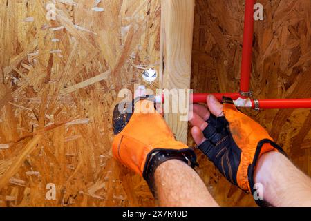 Assemblaggio di tubi dell'acqua in plastica PVC nella parete interna Foto Stock