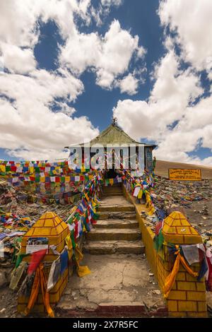 Una sala di preghiera multireligiosa in cima a Tanglang la, un passo di montagna ad alta quota a Ladakh, India. La cima di Tanglang la è a 17582 piedi di altezza. Foto Stock