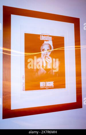 Una cornice dalla prima pagina del giornale francese Liberation per la morte del cantante Charles Aznavour nel quartiere De Pijpe di Amsterdam, il berretto Foto Stock