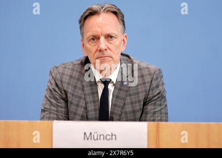 Holger Muench, Praesident des Bundeskriminalamtes BKA, PK zu - Fallzahlen fuer die politisch motivierte Kriminalitaet PMK 2023 , DEU, Berlino, 21.05.2024 *** Holger Muench, Presidente dell'Ufficio federale di polizia criminale BKA , PK sui numeri dei casi per reati politicamente motivati PMK 2023 , DEU, Berlino, 21 05 2024 Foto Stock