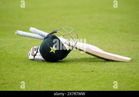 Un casco e una mazza durante una sessione di reti a Headingly, Leeds, in vista della prima partita internazionale T20 di mercoledì. Data foto: Martedì 21 maggio 2024. Foto Stock