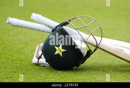 Un casco e una mazza durante una sessione di reti a Headingly, Leeds, in vista della prima partita internazionale T20 di mercoledì. Data foto: Martedì 21 maggio 2024. Foto Stock