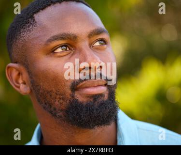 Primo piano Ritratto dell'uomo sorridente all'aperto in campagna Foto Stock