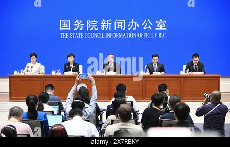 Pechino, Cina. 21 maggio 2024. I funzionari provinciali della regione autonoma dello Xinjiang Uygur della Cina nord-occidentale partecipano a un briefing stampa a Pechino, capitale della Cina, 21 maggio 2024. PER ANDARE AVANTI CON lo sviluppo di alta qualità dello Xinjiang, gli sforzi di apertura producono risultati fruttuosi" crediti: Chen Yehua/Xinhua/Alamy Live News Foto Stock
