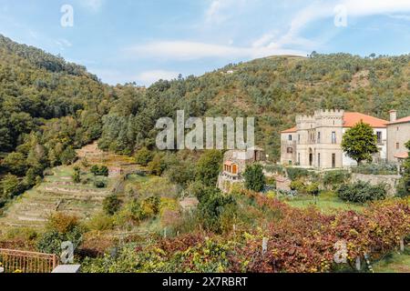 Sistema, Viana do Castelo, Portogallo - 18 ottobre 2020: Vista del centro del villaggio turistico, soprannominato il piccolo Tibet del Portogallo in autunno Foto Stock