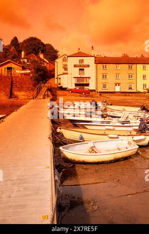 Inghilterra, Devon, Dittisham, il Quay e il fiume Dart con barche a spiaggie all'alba Foto Stock