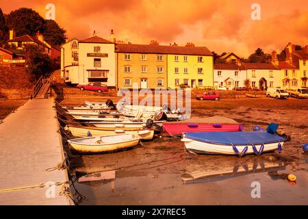 Inghilterra, Devon, Dittisham, il molo con barche spiaggiate all'alba Foto Stock