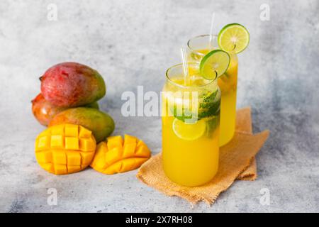 messa a fuoco selettiva del mango mojito con sfondo grigio. Foto Stock