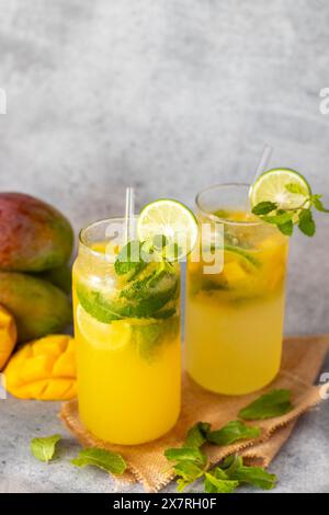 messa a fuoco selettiva del mango mojito con sfondo grigio. Foto Stock