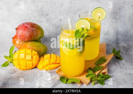 messa a fuoco selettiva del mango mojito con sfondo grigio. Foto Stock