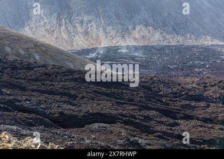 Campo lavico del vulcano Fagradalsfjall con lava basaltica congelata creata dopo l'eruzione e le prese d'aria fumante, Islanda. Foto Stock