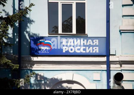 Vladikavkaz, Russia - 21 maggio 2024: Logo del partito Russia Unita sul muro dell'edificio della sede Foto Stock