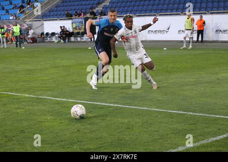 Non esclusivo: DNIPRO, UCRAINA - 19 MAGGIO 2024 - Defender Volodymyr Adamiuk (L) del SC Dnipro-1 e centrocampista Kevin del FC Shakhtar Donetsk sono visti in Foto Stock