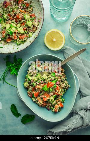 Insalata di tabbouleh. Insalata Tabouli fresca fatta in casa con prezzemolo fresco, cipolle, pomodori e semi di pancia. Foto Stock