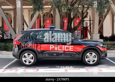 Monaco, Monaco - 19.03.2023: Auto della polizia di Monaco sulla strada vicino allo Stadio Luigi II Foto Stock