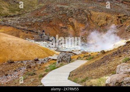 Krysuvik, Islanda, 14.05.22. Paesaggio dell'area geotermica di Seltun a Krysuvik con sorgenti termali bollenti, colori gialli e arancioni delle colline sulfuree. Foto Stock