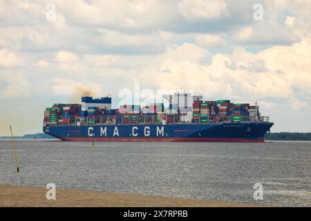 Hollern-Twielenfleth, Germania – 20 maggio 2024: Nave container CMA CGM GEORG FORSTER sul fiume Elba diretta ad Amburgo Foto Stock