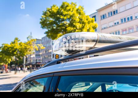 Dettaglio della macchina della polizia tedesca con luce blu in una città Foto Stock