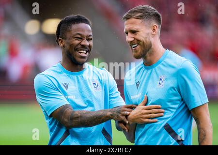 Adriel Ba Loua (L) e Barry Douglas (R) di Lech visti in azione durante la partita polacca di PKO Ekstraklasa League tra Widzew Lodz e Lech Poznan al Widzew Lodz Municipal Stadium. Punteggio finale; Widzew Lodz 1:1 Lech Poznan. Foto Stock