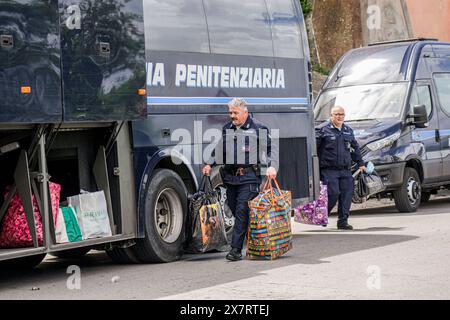 Italia: Campi Flegrei, bradisismo Penitenziari, evacuano i detenuti presenti nel carcere femminile di Pozzuoli a seguito delle scosse sismiche registrate, a Napoli, 21 maggio 2024. AB307780 Copyright: XAntonioxBalascox Foto Stock