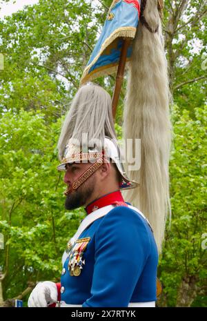 Esposizione militare del soldato della Guardia reale da vicino in uniforme a cavallo Mesones Santander Cantabria Spagna 12 maggio 2024 Foto Stock