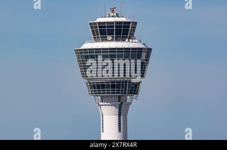 Monaco di Baviera, Germania, 6 aprile 2024: La torre di controllo dell'aeroporto di Monaco in cui il controllo del traffico aereo tedesco ha i suoi posti di lavoro. (Foto di Andreas Haas/ Foto Stock