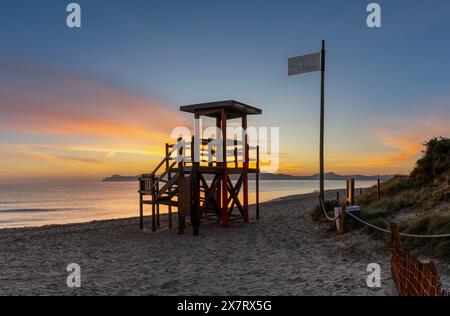 Pittoresca spiaggia di Playa del muro con una stazione di salvataggio all'alba Foto Stock